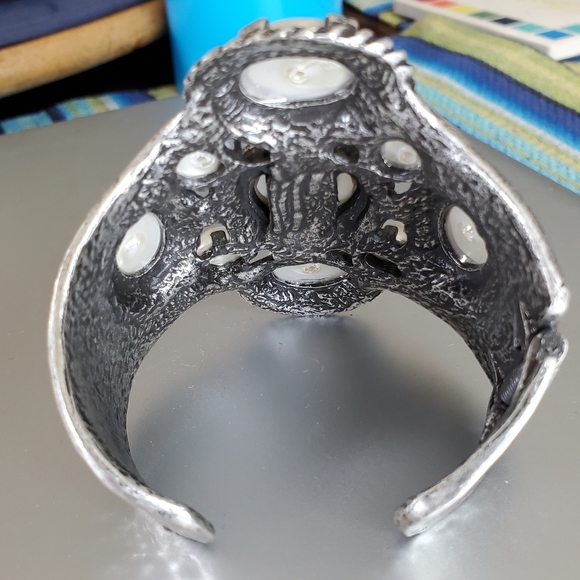 Chunky and bold statement bracelet - Picture 3 of 6